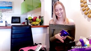 Ersties - Heiße Blondine Sirena reitet ihren neuen Sybian in den Orgasmushimmel